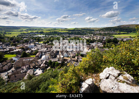 Les Dales ville de marché de s'installer à partir de Castlebergh Crag Yorkshire du Nord, Yorkshire, Angleterre, Royaume-Uni, Europe Banque D'Images