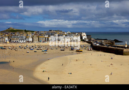 À la recherche de l'autre côté du port à St Ives à marée basse vers la tête de St Ives, Cornwall, Angleterre, Royaume-Uni, Europe Banque D'Images