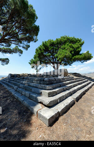 Les vestiges de l'époque hellénistique Grand Autel de Zeus et Athéna sur l'Acropole. Pergame anciens jour moderne Bergama, Turquie. L Banque D'Images