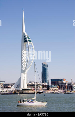 Le port de Portsmouth, Royaume-Uni 02 Avril 2013 : la tour Spinnaker comme vu de l'eau Banque D'Images