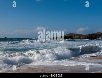 .Constantine Bay sur la côte nord de Cornwall Padstow pause comme les vagues sur les rochers autour de cette plage populaire. Banque D'Images