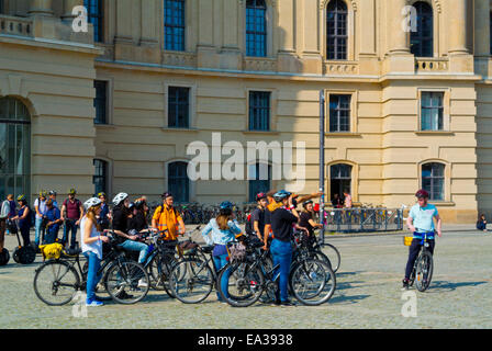 Visite guidée en vélo la place Bebelplatz, groupe, Friedrichstadt, Mitte, le centre de Berlin, Allemagne Banque D'Images