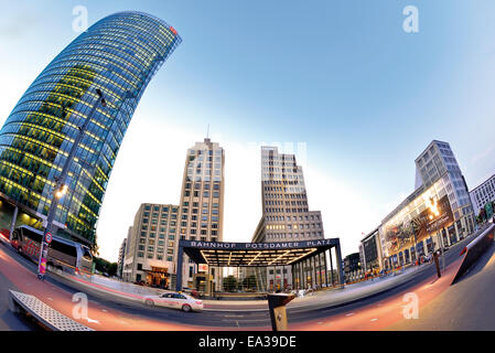 Allemagne, Berlin : l'architecture moderne à Potsamer Platz en perspective fisheye Banque D'Images