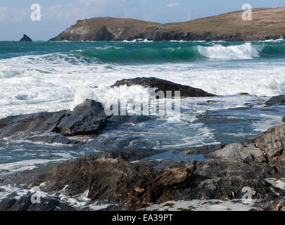 Constantine Bay sur la côte nord de Cornwall Padstow pause comme les vagues sur les rochers autour de cette plage populaire. Banque D'Images