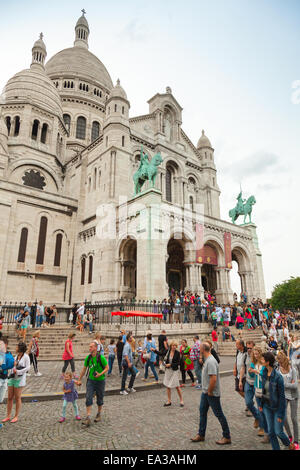 Paris, France - 09 août 2014 : foule de touristes autour de la Basilique du Sacré-Cœur dans la journée d'été. Il s'agit d'un grand chat médiévale Banque D'Images