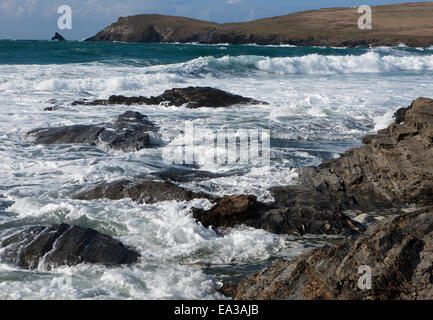 Constantine Bay sur la côte nord de Cornwall Padstow pause comme les vagues sur les rochers autour de cette plage populaire. Banque D'Images