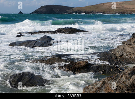Constantine Bay sur la côte nord de Cornwall Padstow pause comme les vagues sur les rochers autour de cette plage populaire. Banque D'Images