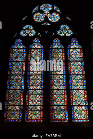 Paris, France - 11 août 2014 : grand vitrail coloré dans l'obscurité de l'intérieur de la cathédrale Notre Dame de Paris Banque D'Images