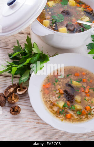 Krupnik Polonais - Soupe à l'orge perlé Banque D'Images