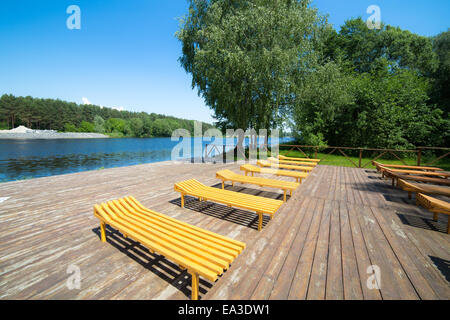 Chaises longues sur la plage fluviale, Mukhavets river, de la région de Brest, en Biélorussie Banque D'Images