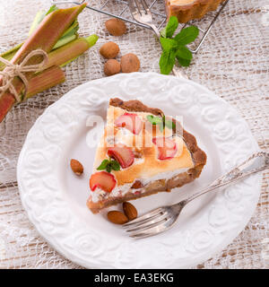 Gâteaux à la rhubarbe avec la meringue et amandes Banque D'Images