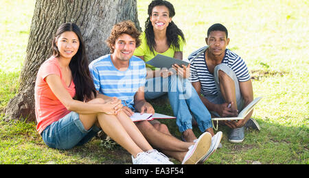 Happy college students on campus Banque D'Images