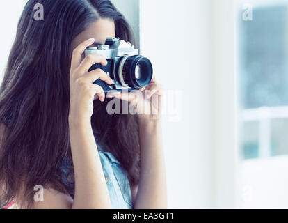 Jeune femme élégante de prendre une photo Banque D'Images