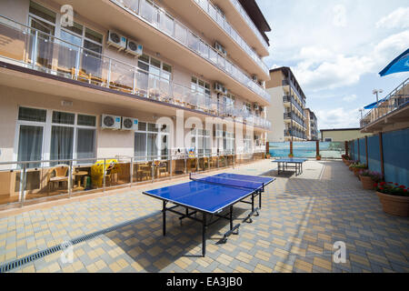 Tennis de table dans la cour, Anapa, région de Krasnodar, Russie Banque D'Images