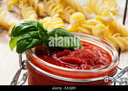 La composition des ingrédients pour la préparation de la sauce tomate à l'Italienne Banque D'Images