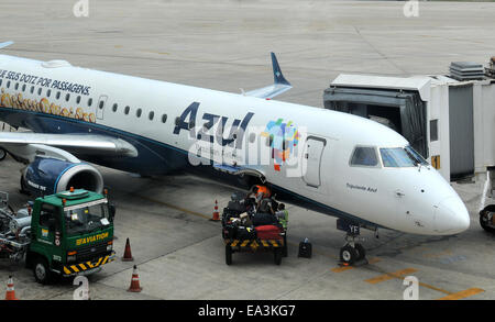 Embraer 195 d'Azul Airlines de l'aéroport international Galeao Rio De Janeiro Brésil Banque D'Images