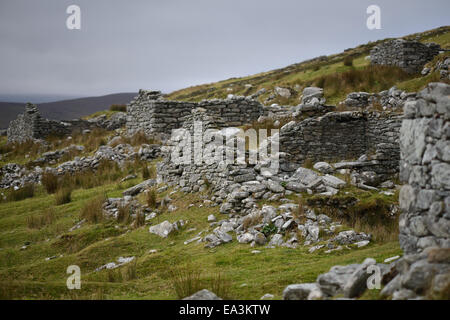 Village abandonné, Slievemore mountain, Co Mayo, l'île d'Achill. L'Irlande, Village d'environ 80 maisons. Paysage Banque D'Images