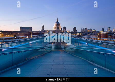 Londres 20 Aug 2013 : London Millennium Bridge panorama avec Saint Paul's Cathedral allumé au coucher du soleil, UK Banque D'Images