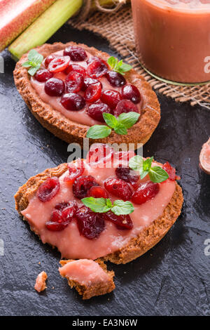 Tartelette rhubarbe avec canneberge Banque D'Images