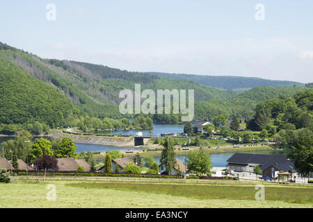 Lacs barrière à Rurberg, Eifel, Allemagne Banque D'Images