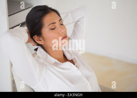 Femme d'occasionnels la sieste à son bureau Banque D'Images