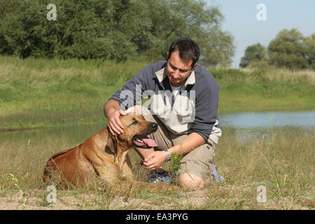 L'homme avec le Rhodesian Ridgeback Banque D'Images