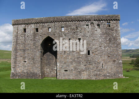 Château de l'Hermitage, en Écosse. Au début de l'été vue pittoresque des ruines historiques de l'ouest du château de l'Hermitage façade. Banque D'Images