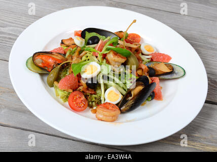 Salade avec des fruits de mer avec un calmar, un filet de thon, viande de moules Banque D'Images