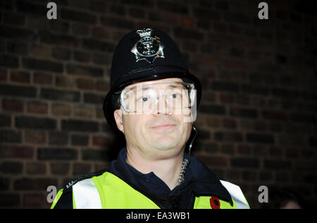Lewes Sussex UK - Policier portant des lunettes de protection lors de la nuit de Guy Fawkes Novembre cinquième célébration à Lewes Banque D'Images