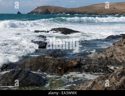 Constantine Bay sur la côte nord de Cornwall Padstow pause comme les vagues sur les rochers autour de cette plage populaire. Banque D'Images