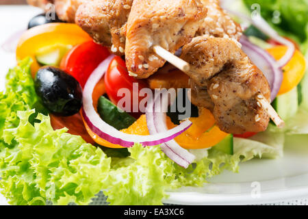 Kebab sur salade close up Banque D'Images