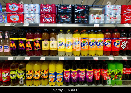 Des boissons gazeuses sur l'affichage sur une étagère de supermarché. Banque D'Images