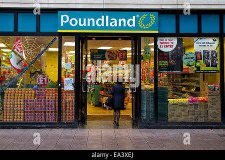 Une vue générale d'un Poundland Store sur Queen Street, Cardiff, Pays de Galles du sud. Banque D'Images