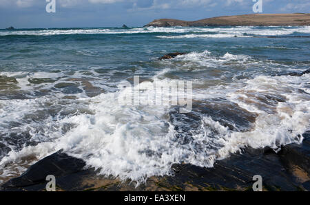 Constantine Bay sur la côte nord de Cornwall Padstow pause comme les vagues sur les rochers autour de cette plage populaire. Banque D'Images
