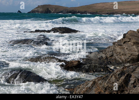 Constantine Bay sur la côte nord de Cornwall Padstow pause comme les vagues sur les rochers autour de cette plage populaire. Banque D'Images