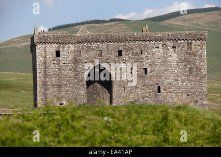 Château de l'Hermitage, en Écosse. Au début de l'été vue pittoresque des ruines historiques de l'ouest du château de l'Hermitage façade. Banque D'Images