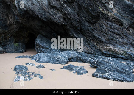 Rochers sur la plage de baie de Holywell en Cornouailles du Nord. Banque D'Images