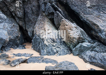 Rochers sur la plage de baie de Holywell en Cornouailles du Nord. Banque D'Images