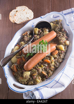 Soupe de lentilles aux saucisses Banque D'Images