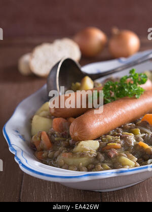 Soupe de lentilles aux saucisses Banque D'Images