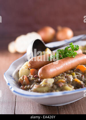 Soupe de lentilles aux saucisses Banque D'Images