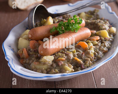 Soupe de lentilles aux saucisses Banque D'Images