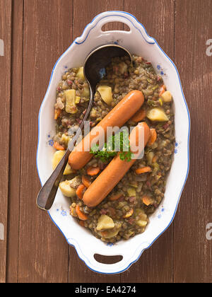 Soupe de lentilles aux saucisses Banque D'Images