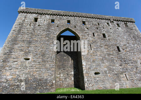 Château de l'Hermitage, en Écosse. Au début de l'été vue pittoresque des ruines historiques de l'ouest du château de l'Hermitage façade. Banque D'Images