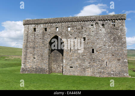 Château de l'Hermitage, en Écosse. Au début de l'été vue pittoresque des ruines historiques de l'ouest du château de l'Hermitage façade. Banque D'Images