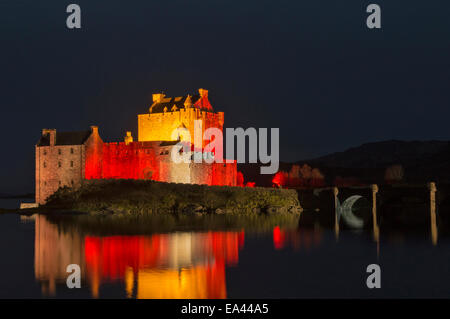 Le Château d'Eilean Donan EN ECOSSE ET PONT AVEC SOIR FEUX ROUGES RELECTED SUR LE LOCH DE MER POUR L'ARMISTICE LE 11 NOVEMBRE 2014 Banque D'Images