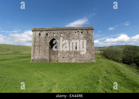 Château de l'Hermitage, en Écosse. Au début de l'été vue pittoresque des ruines historiques de l'ouest du château de l'Hermitage façade. Banque D'Images