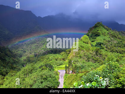 Tahiti. Arc-en-ciel et la montagne Banque D'Images