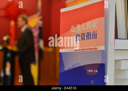 Canberra. Nov 6, 2014. Photo prise le 6 novembre 2014 montre une copie d'ouvrage récemment édité 'Comment investir en Australie" à Canberra, Australie. Une cérémonie de lancement du livre 'Comment investir en Australie" a eu lieu le jeudi. © Xu Haijing/Xinhua/Alamy Live News Banque D'Images