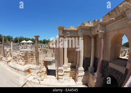 Les colonnes en pierre dans l'amphithéâtre romain Banque D'Images